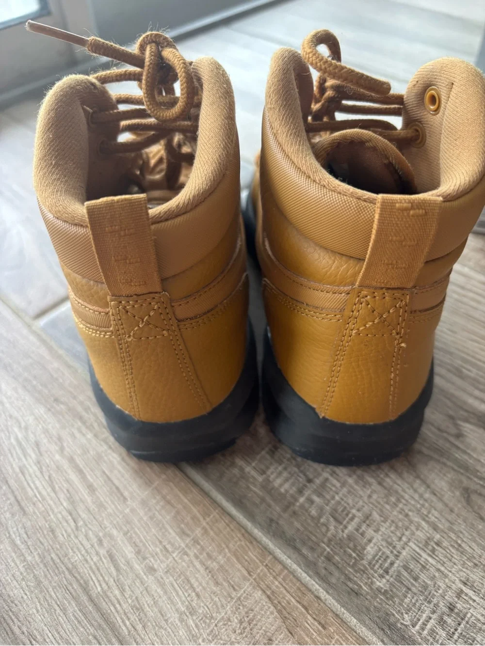 Nike Kids' Wheat Tan Hiker Boots 2.5Y in excellent condition